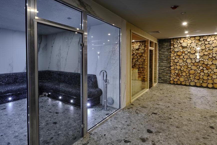Shower, Sauna