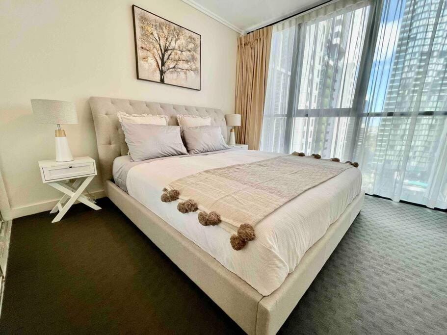 Luxury City Center King Bed Apartment and Study Apartment in Brisbane City