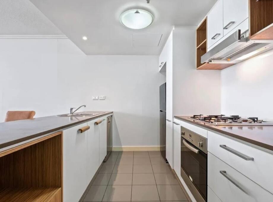 Luxury City Center King Bed Apartment and Study Apartment in Brisbane City