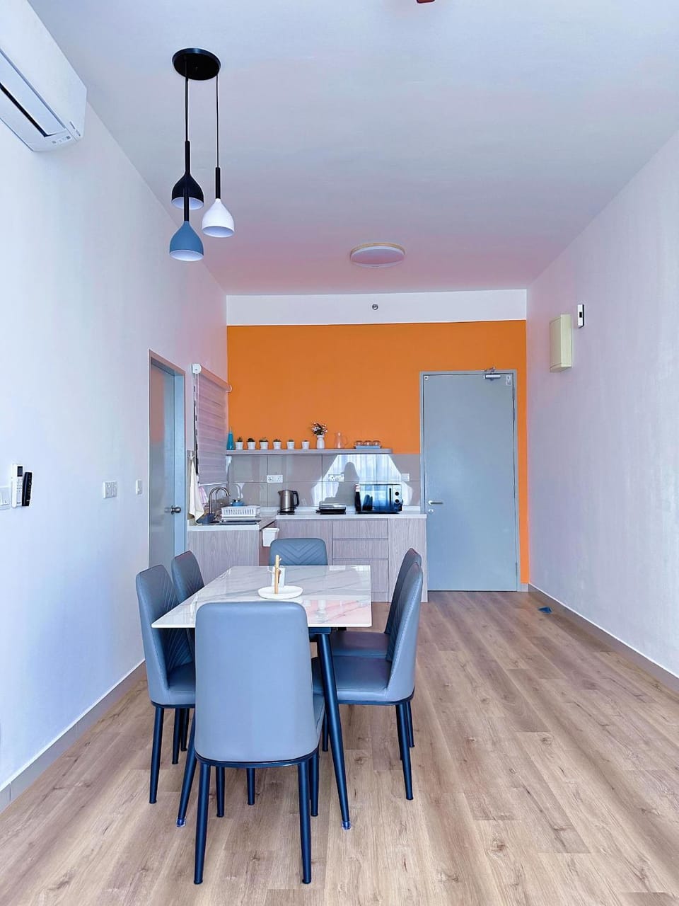 Kitchen or kitchenette, Dining area