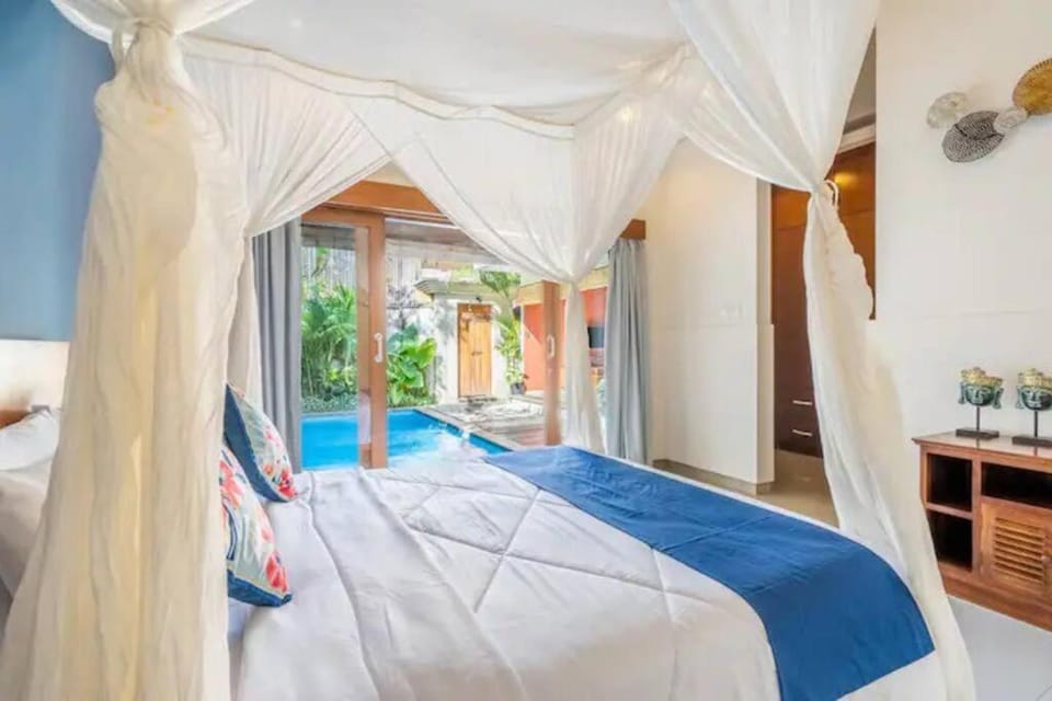 2BR Red Lotus Villa 10 mins to Seminyak Beach Villa in Kuta