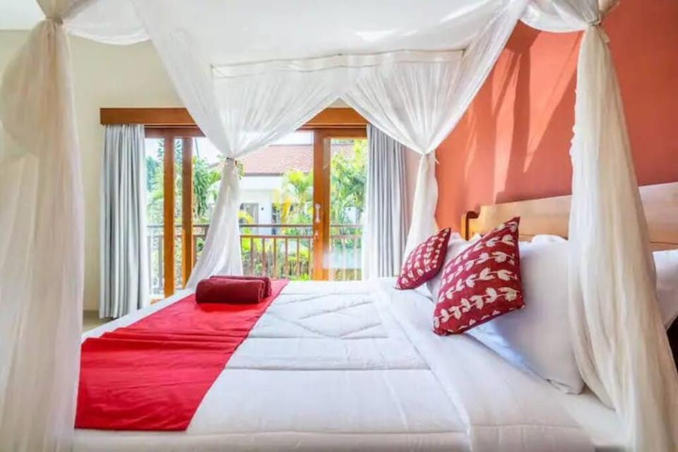 2BR Red Lotus Villa 10 mins to Seminyak Beach Villa in Kuta