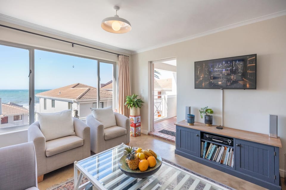 Communal lounge/ TV room, Living room, Seating area, Evening entertainment, Sea view