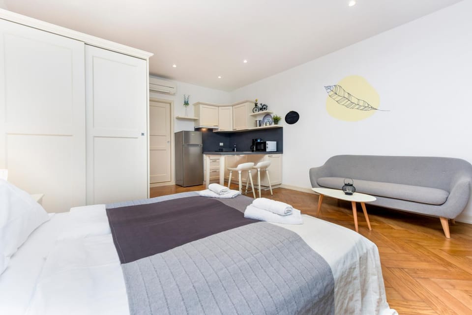 Bed, Kitchen or kitchenette, Living room, Photo of the whole room, Seating area, Bedroom, minibar