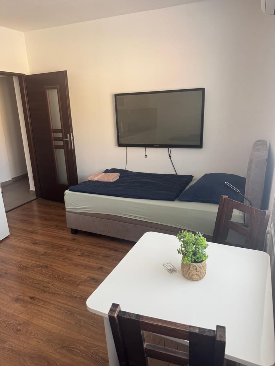 Bed, TV and multimedia, Living room, Photo of the whole room, Seating area, Bedroom