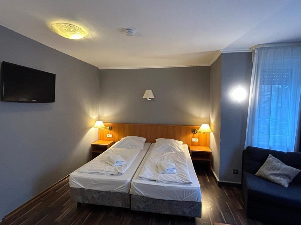 Bed, TV and multimedia, Bedroom, towels