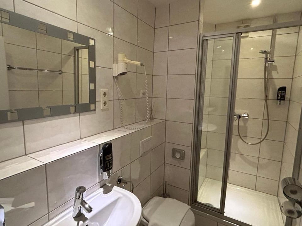 Shower, Toilet, towels