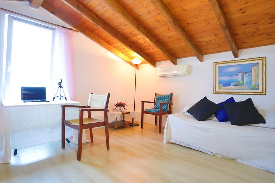 Bed, Living room, Bedroom, hair dresser, air conditioner