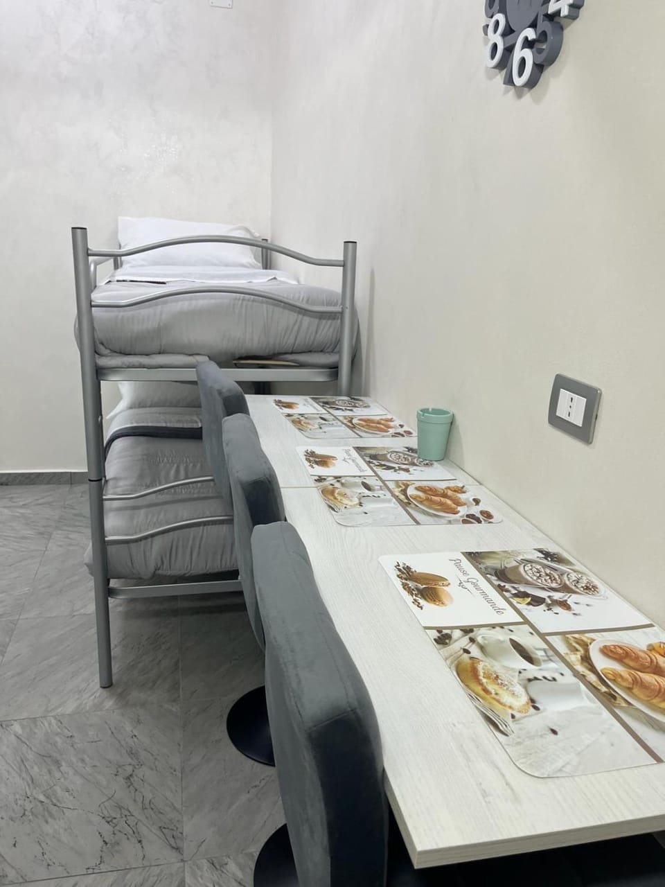 Bed, Dining area