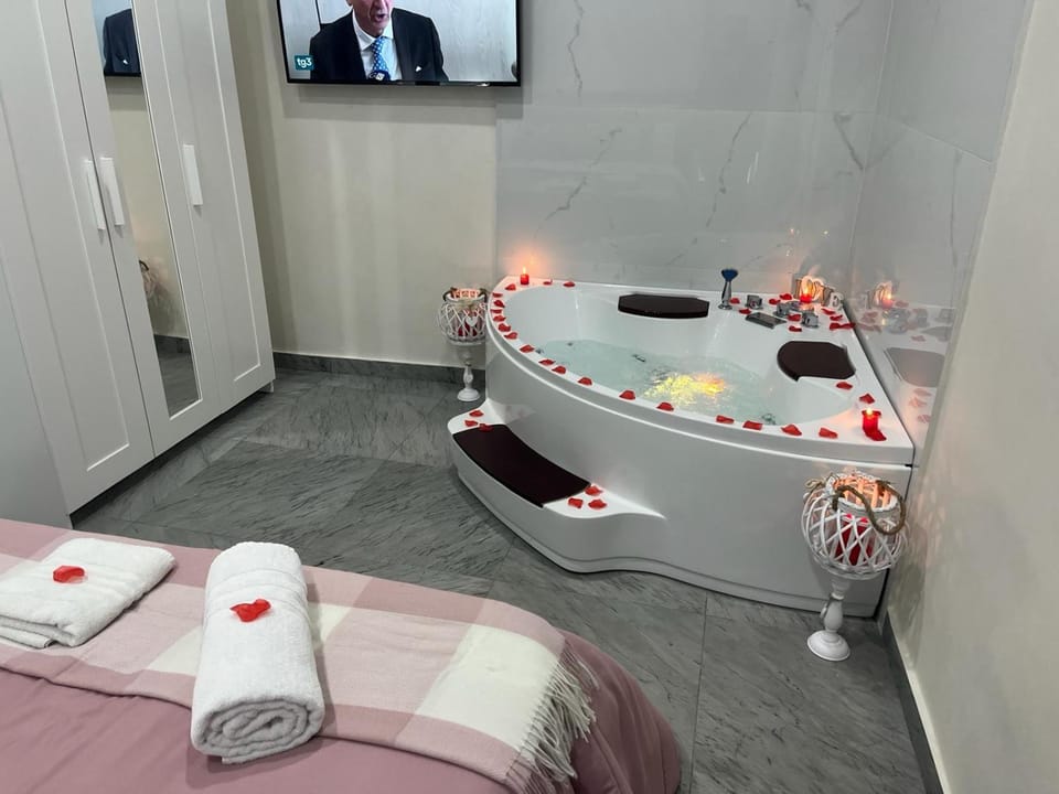 Bed, TV and multimedia, Photo of the whole room, Bedroom, towels