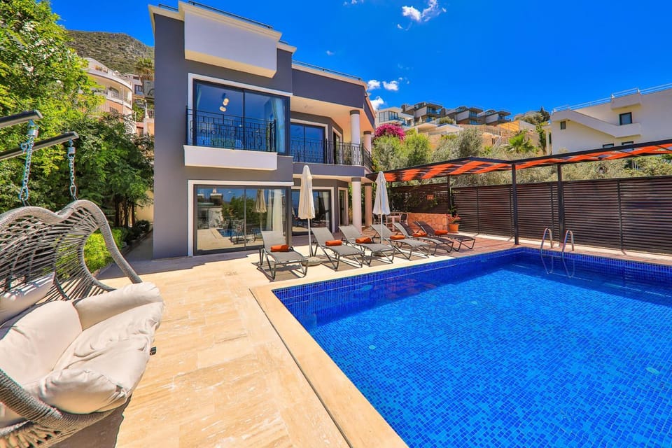 Property building, Patio, Day, Pool view, Swimming pool, sunbed