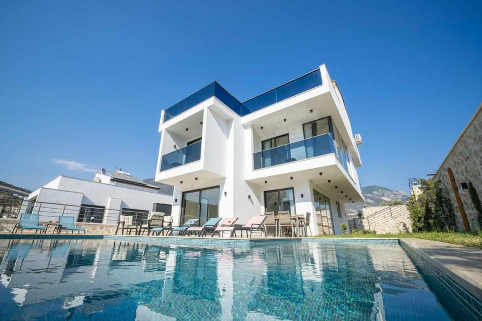 Property building, Day, Pool view, Swimming pool, sunbed