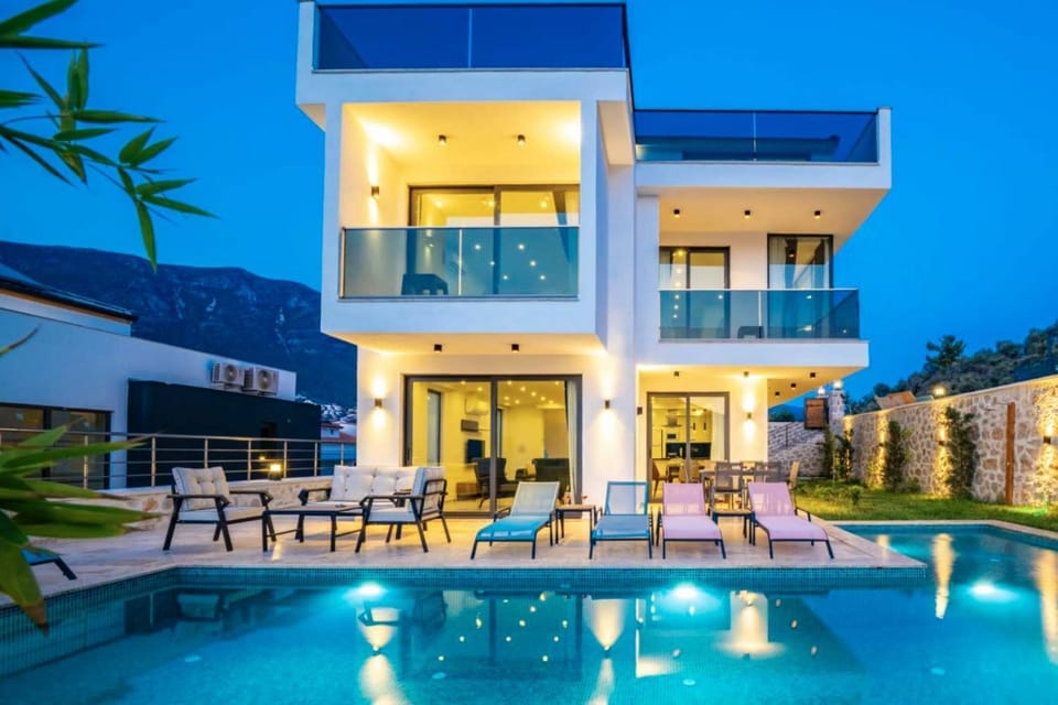 Property building, Patio, Night, View (from property/room), Balcony/Terrace, Seating area, Dining area, Pool view, Area and facilities, Swimming pool, sunbed