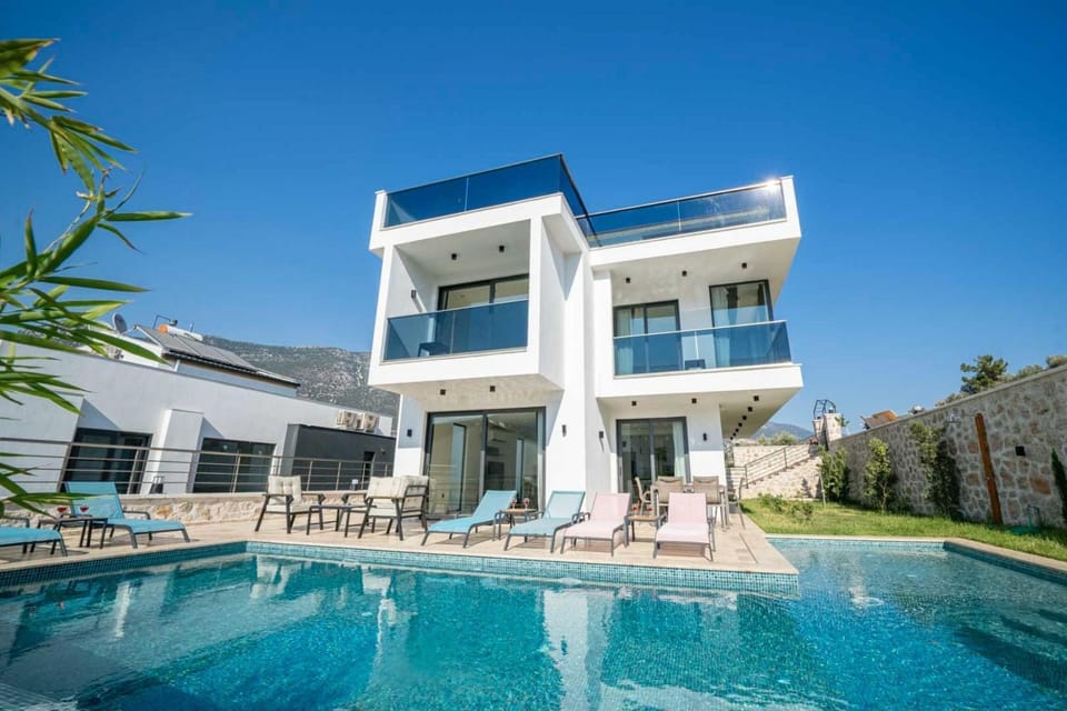 Property building, Patio, Day, Pool view, Swimming pool, sunbed
