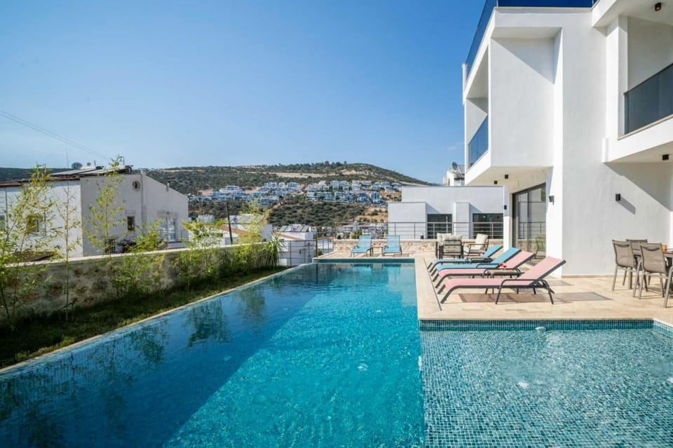 Property building, Patio, Day, Natural landscape, View (from property/room), Balcony/Terrace, Mountain view, Pool view, Area and facilities, Swimming pool, sunbed