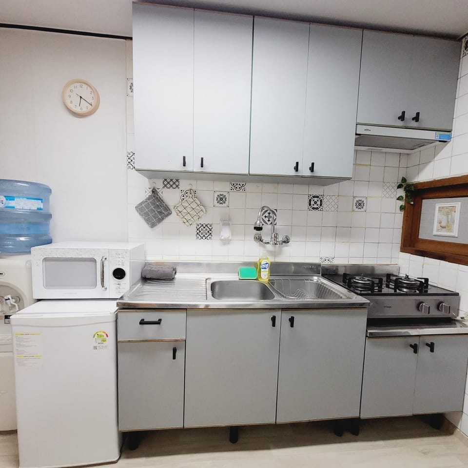 Kitchen or kitchenette, minibar, stove