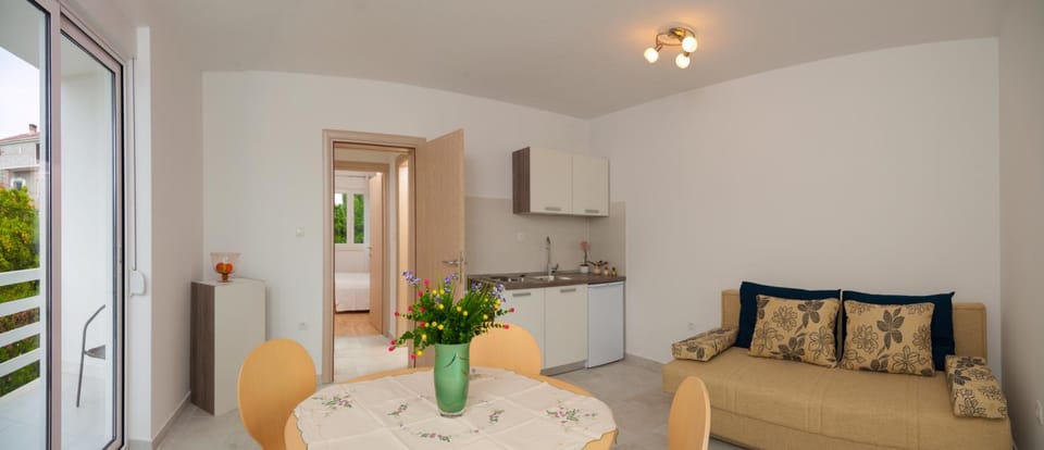 Kitchen or kitchenette, Living room, Dining area