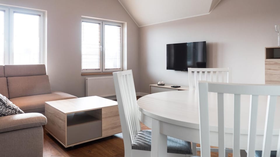 TV and multimedia, Living room, Photo of the whole room, Seating area, Dining area