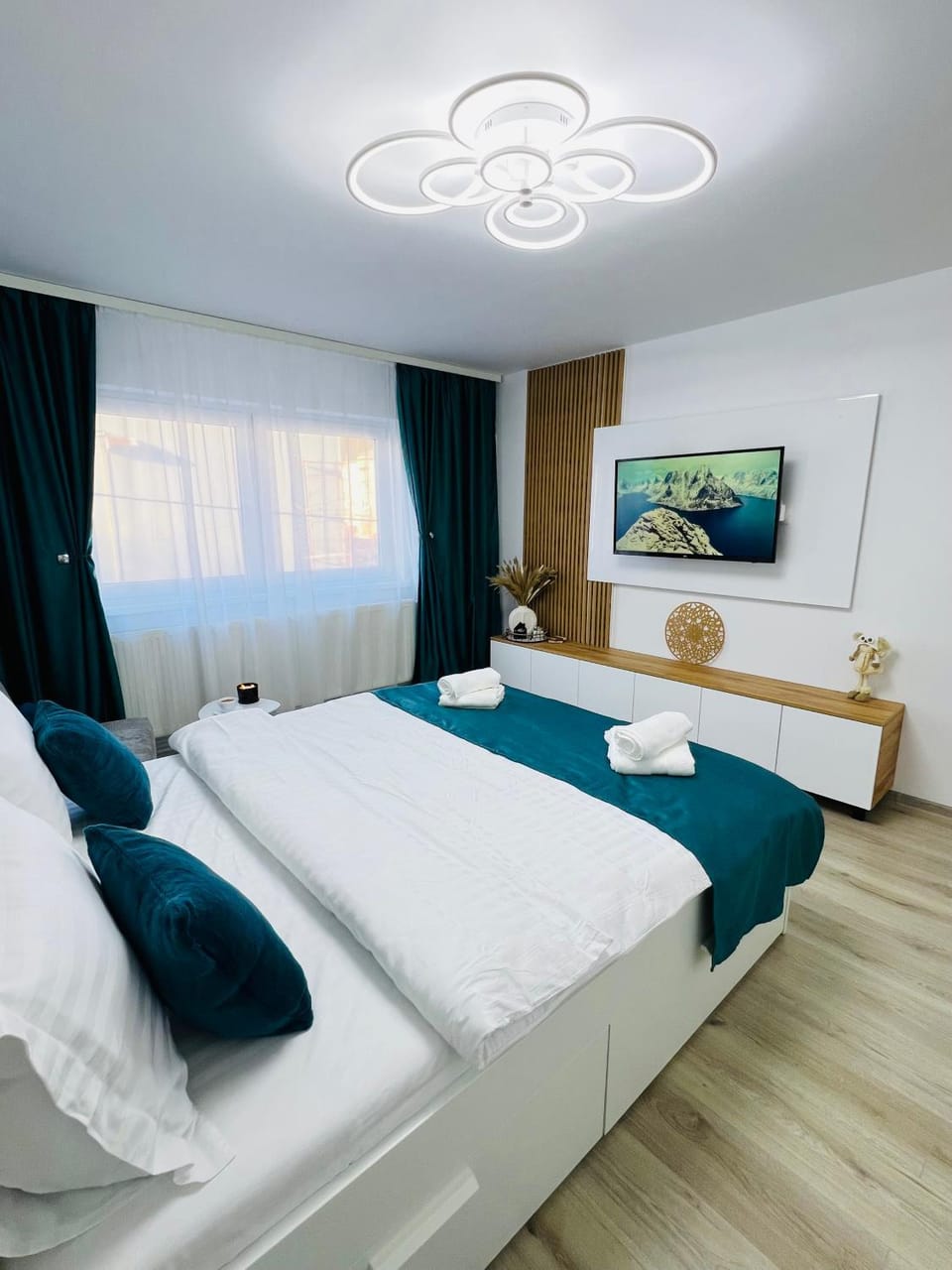 Bed, TV and multimedia, Photo of the whole room, Bedroom, towels