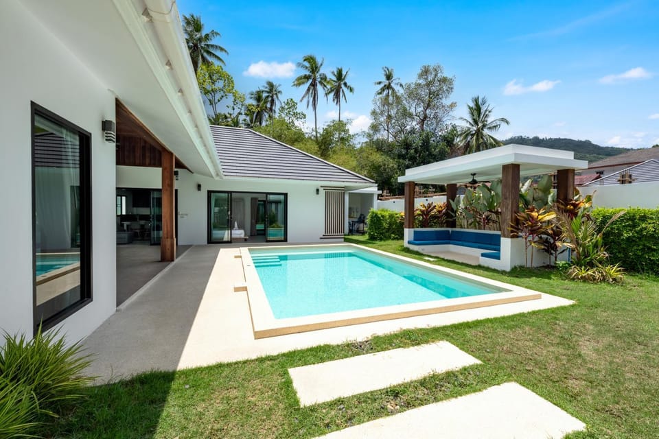 Patio, Day, Garden, Garden view, Pool view, Swimming pool, Swimming pool, sunbed