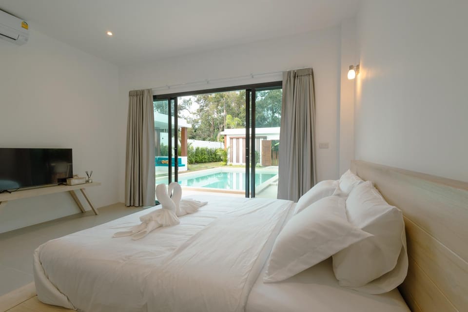 Bedroom, Pool view, Swimming pool