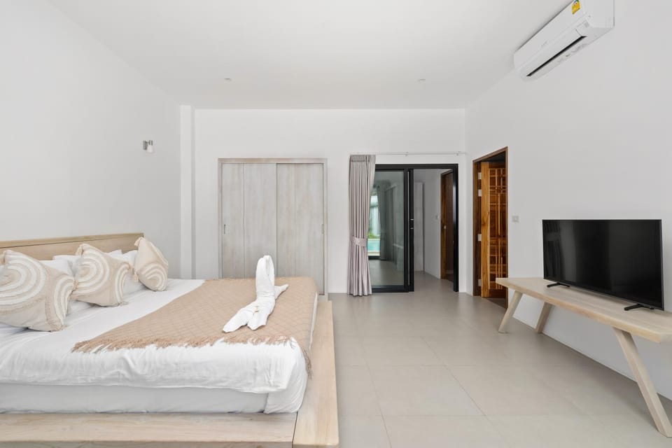 Bed, TV and multimedia, Photo of the whole room, towels, air conditioner
