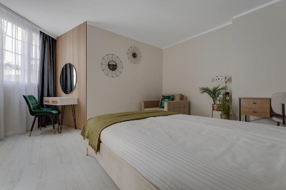 Bed, Photo of the whole room, Seating area, Bedroom, furniture, hair dresser