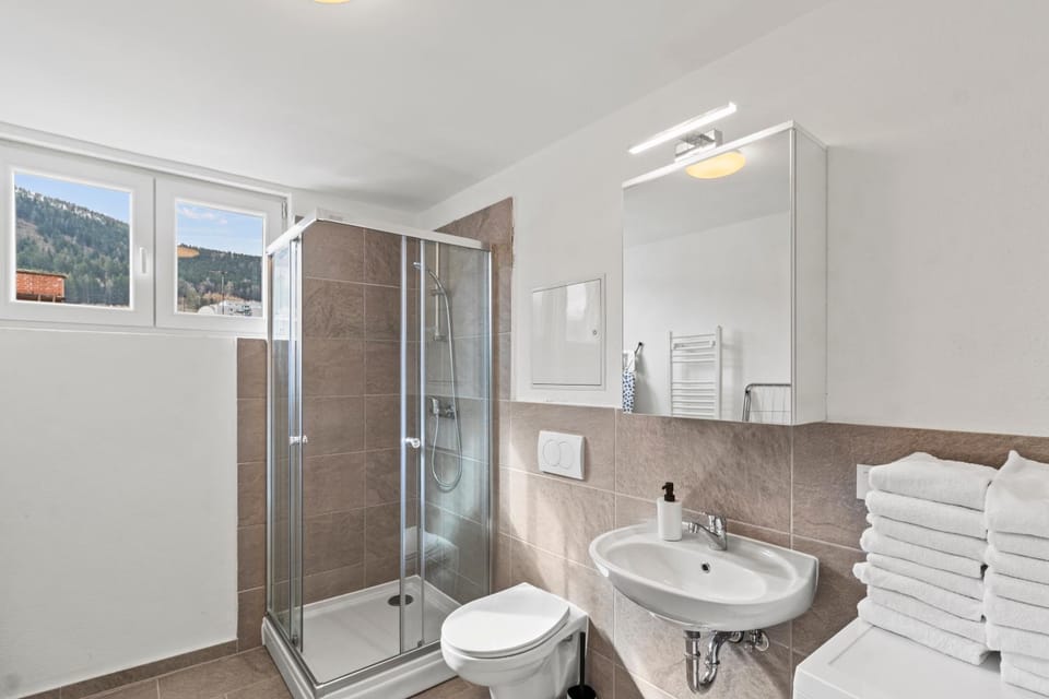 Shower, Toilet, Bathroom, towels