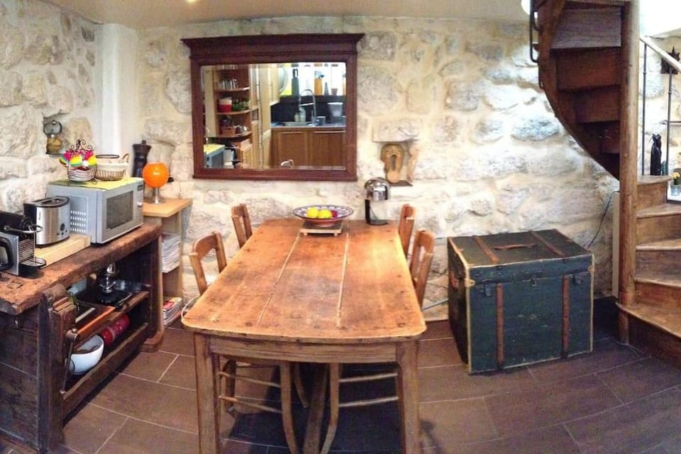 Dining area, minibar
