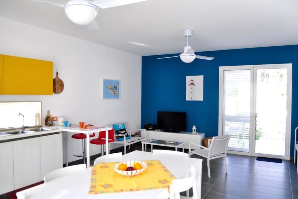 Living room, Dining area, stove