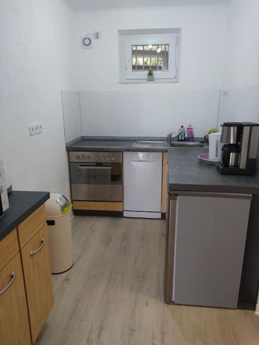 Coffee/tea facilities, Kitchen or kitchenette, dishwasher, oven, stove, toaster