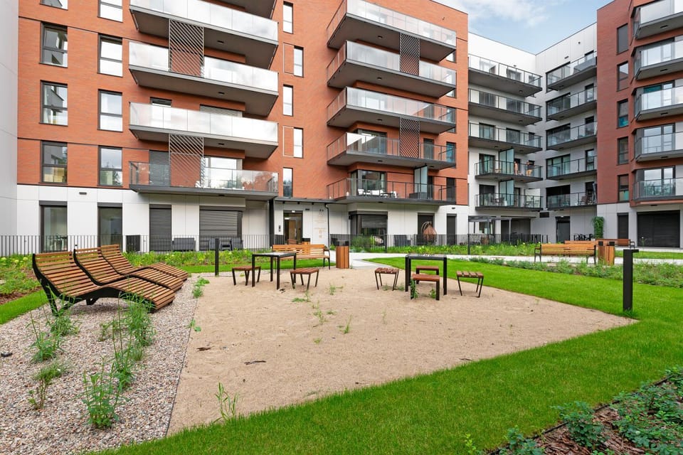 Property building, Patio, Spring, Natural landscape, Garden, Garden view, Location, sunbed