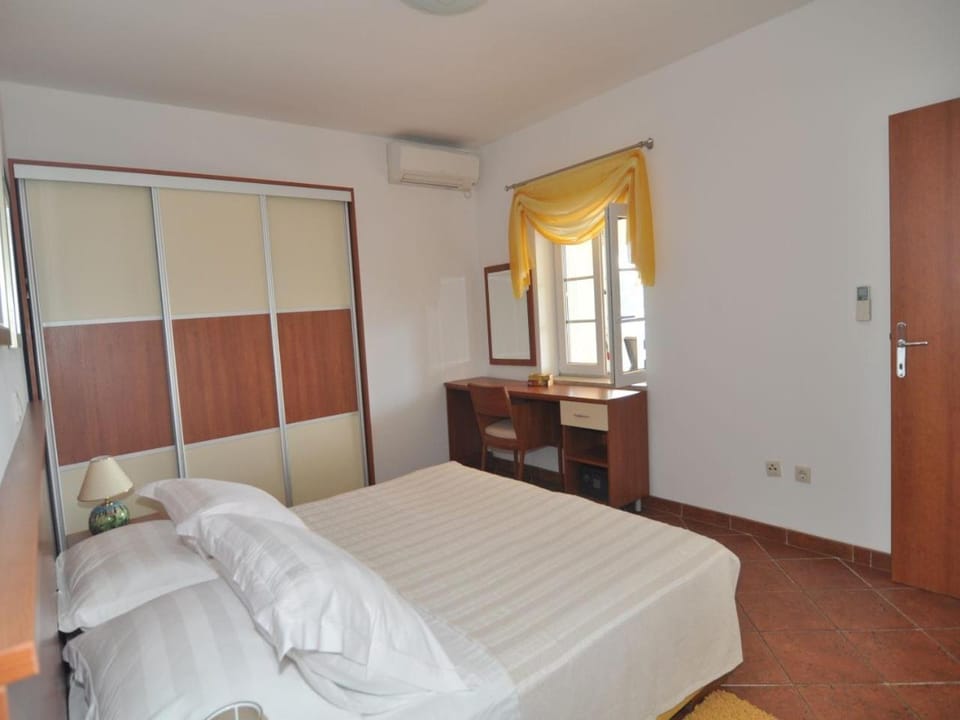 Bed, Photo of the whole room, wardrobe, air conditioner