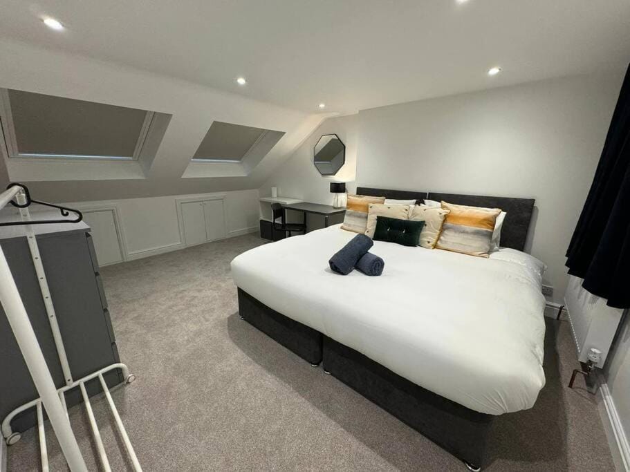 Bed, Photo of the whole room, Bedroom
