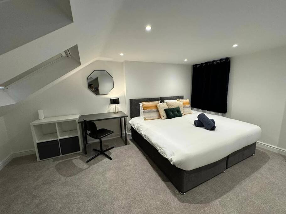 Bed, Seating area, Bedroom, hair dresser