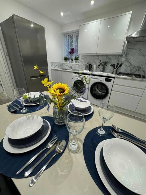 Kitchen or kitchenette, Dining area, minibar, pet friendly, stove, washing machine, dryer