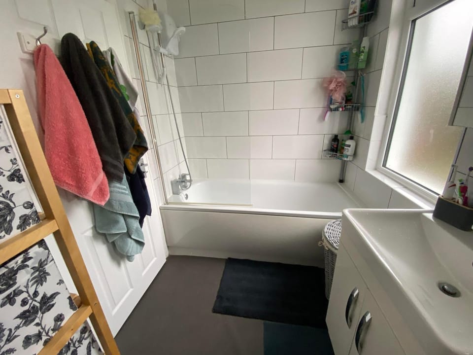 Double Bedroom in Sudbury Hill Wembley - 10 mins from Wembley Stadium Bed and Breakfast in Wembley