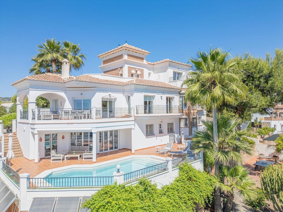 Property building, Balcony/Terrace, Swimming pool, sunbed