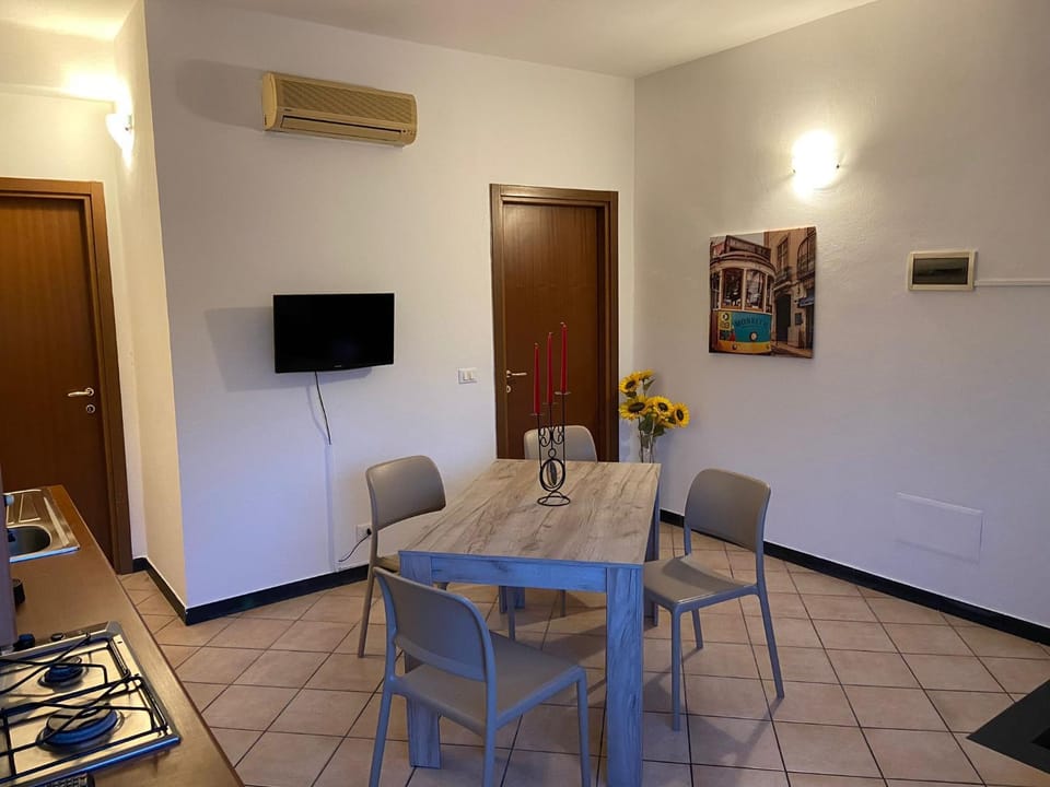 Communal lounge/ TV room, TV and multimedia, Living room, Seating area, Dining area, Evening entertainment, air conditioner
