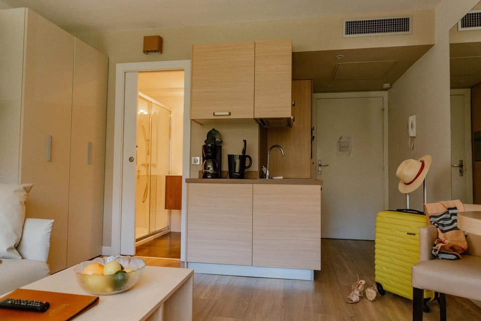 Kitchen or kitchenette, minibar, wardrobe