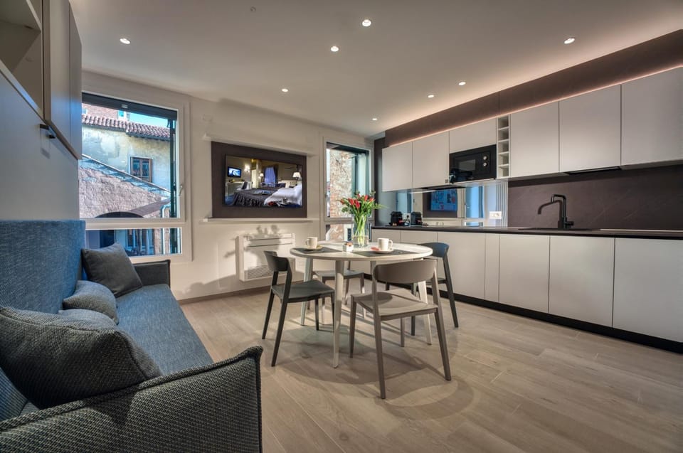 Kitchen or kitchenette, Seating area