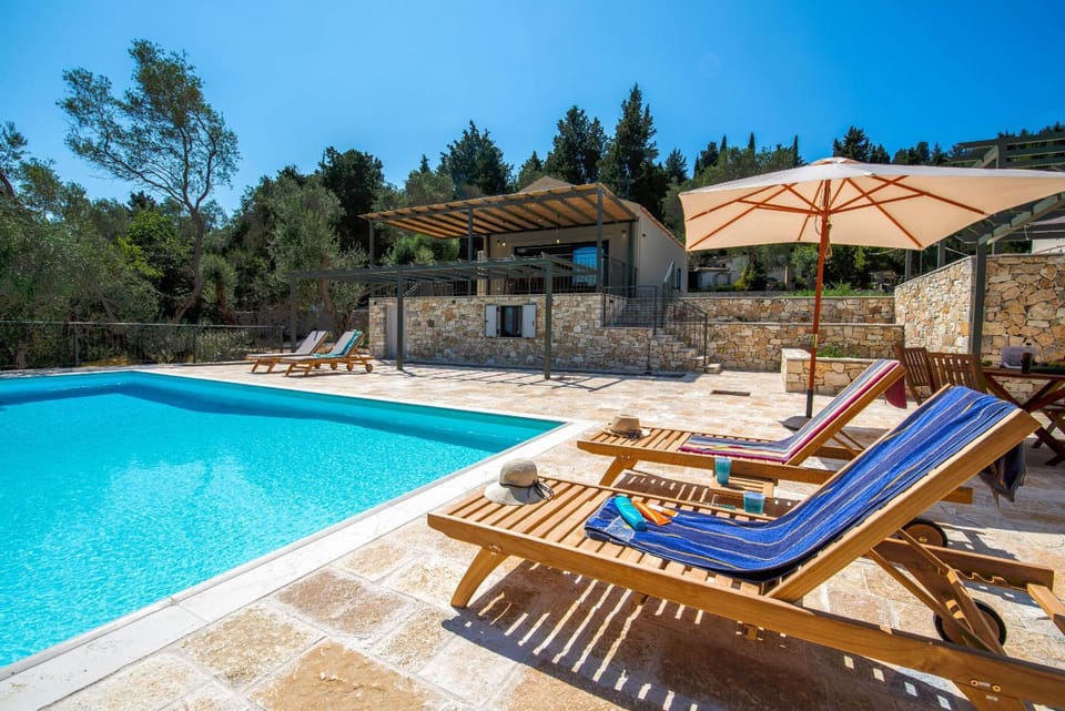 Property building, Patio, Spring, Day, Natural landscape, Garden, Garden view, Pool view, Swimming pool, sunbed