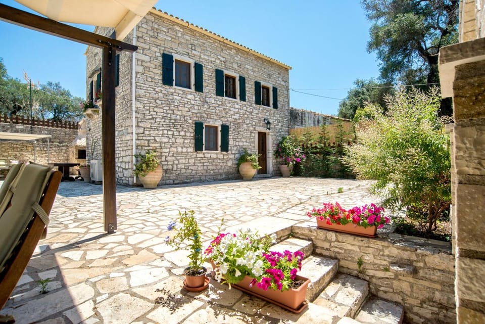 Property building, Patio, Spring, Day, Garden, Balcony/Terrace, Garden view