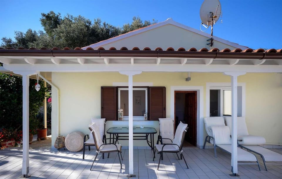 Property building, Patio, Day, Balcony/Terrace