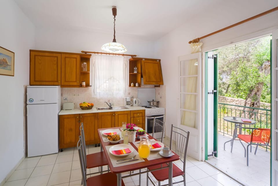 Patio, Day, View (from property/room), Balcony/Terrace, Kitchen or kitchenette, Dining area, minibar, pet friendly, stove