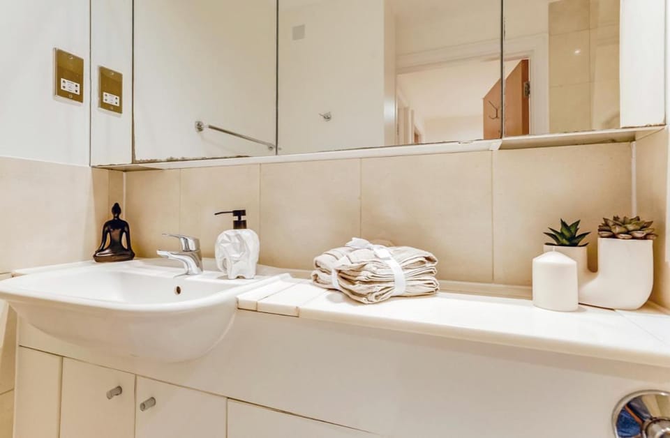 Bathroom, towels