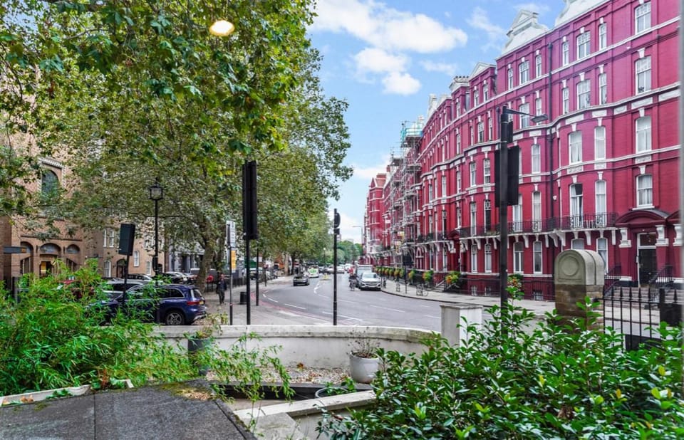 Spring, Day, Neighbourhood, City view, Street view, Location