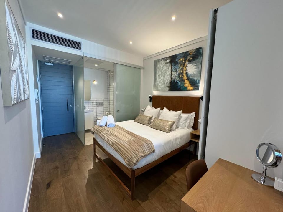 Bed, Bathroom, Photo of the whole room, Bedroom, heating, towels, wardrobe, air conditioner