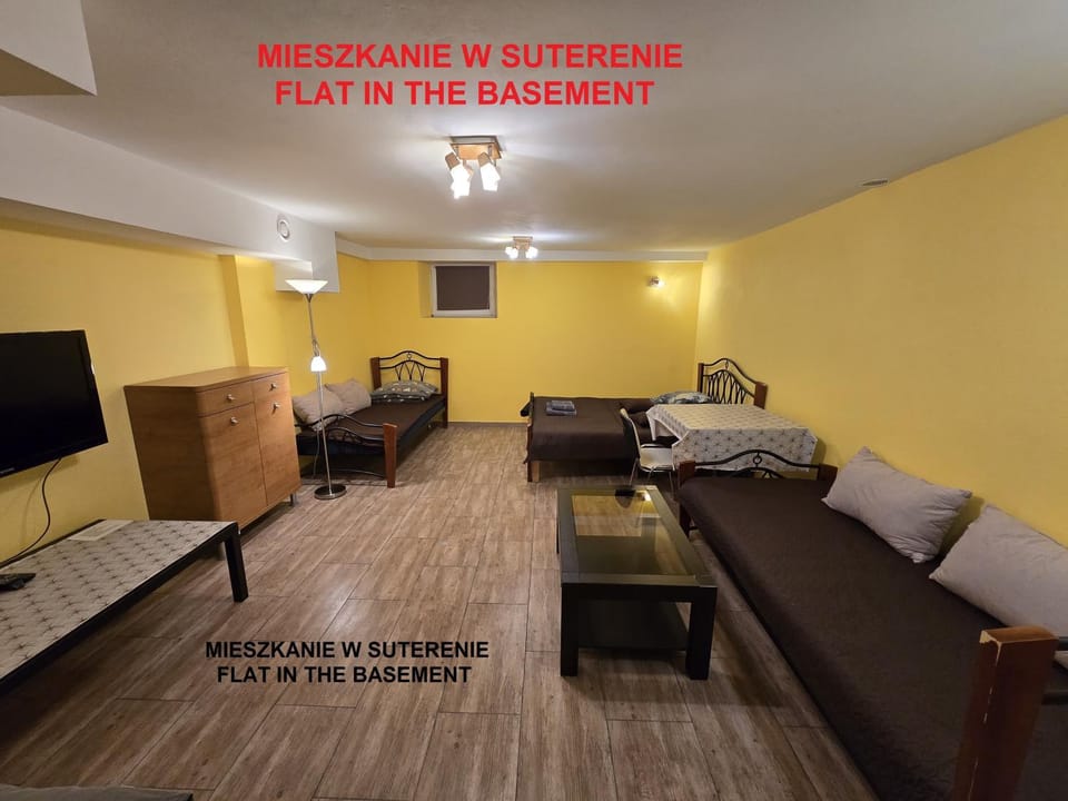 Communal lounge/ TV room, Bed, TV and multimedia, Seating area, Bedroom