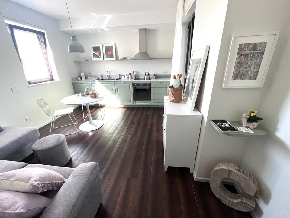 Kitchen or kitchenette, Living room, Seating area, Dining area, oven, stove